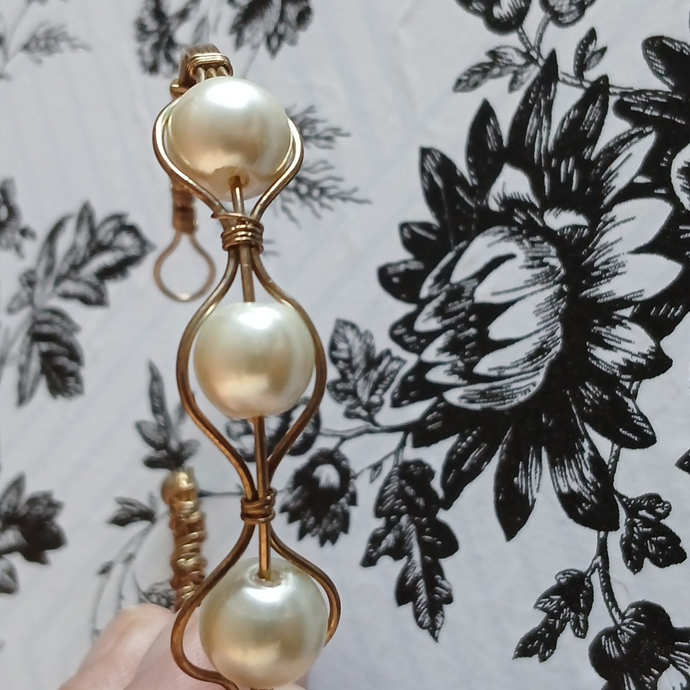 Vintage Goldtone Wire Faux Pearl Elegant Feminine Girly Coquette Bracelet - Picture 6 of 10